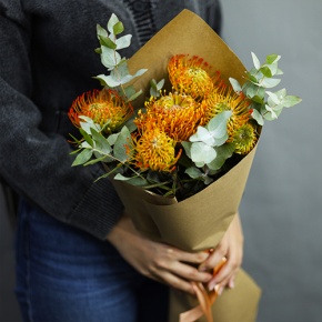 Букет "Гости из будущего" из 5 лейко и эвкалипта в Котельниках