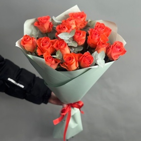 Букет из 15 морковных роз с эвкалиптом (50 см) в Котельниках