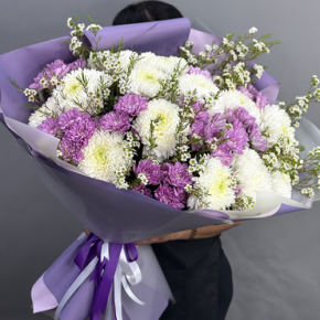Букет "Лола" из хризантем Магнум, хамелациума и кустовых хризантем в Котельниках