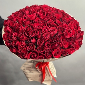 Букет 101 красная роза Кения в крафте (50 см) в Котельниках