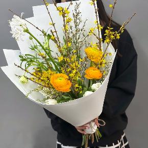 Весенний букет с желтыми ранункулюсами и цветущими ветками форзиции в Котельниках