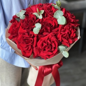 Букет "Красная пантера" из 13 роз Эквадор и эвкалипта в Котельниках