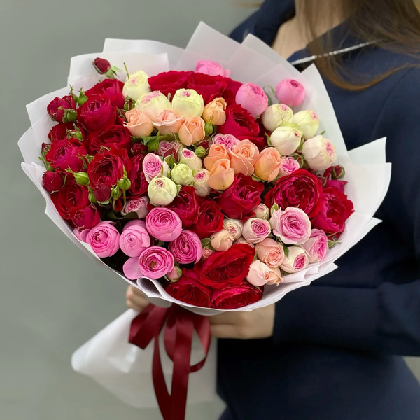 Букет из 15 разноцветных веток кустовых роз в Котельниках