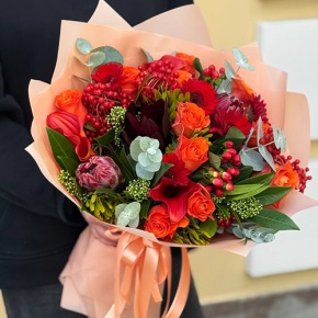 Букет "Красный закат" из калл, роз, калины, скиммии, гиперикума, сафари, гербер и капса в Котельниках