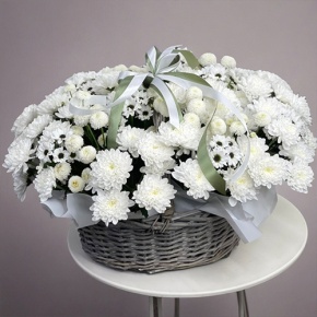 Композиция в корзине "Снежная лавина" из хризантем в Котельниках