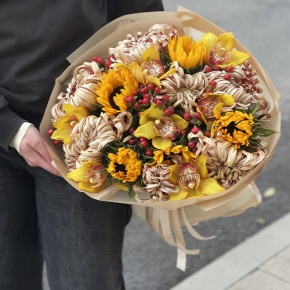 Букет "Биркин" из подсолнухов, орхидей, гиперикума, хризантем Виена в Котельниках