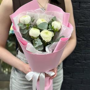 Букет-комплимент из 5 белых ранункулюсов в Котельниках