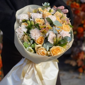 Букет "Пломбирный" из роз Аваланж, диантусов, альстромерий и эвкалипта в Котельниках