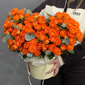 Композиция в шляпной коробке "Закат" из кустовых роз и эвкалипта в Котельниках