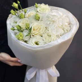 Букет "Нега" из Голландской гортензии, роз и эустом в Котельниках