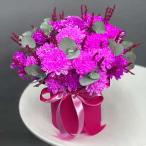 Композиция в шляпной коробке "Магия розового" из хризантем и лаванды в Котельниках