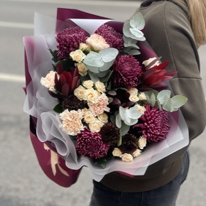 Букет "В каждом мгновении" из хризантем Бигоуди, кустовых роз, сафари, гербер Экзотик и диантусов в Котельниках