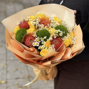 Букет "Зельда" из диантусов Lux, лимонных роз, лейко и ромашек в Котельниках