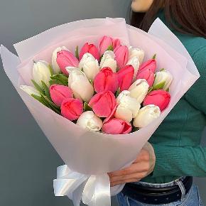 Букет из 25 кораллово-белых тюльпанов в Котельниках