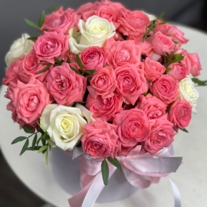 Композиция в шляпной коробке из белых и кустовых коралловых роз в Котельниках