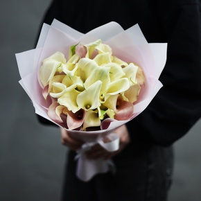 Букет из 25 калл нежный микс в Котельниках