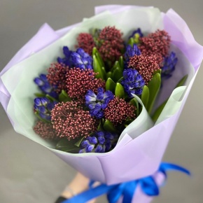 Букет "Твой яркий день" из гиацинтов и скиммии в Котельниках