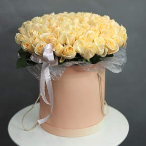 Композиция в шляпной коробке из 101 кремовой розы в Котельниках
