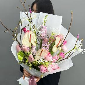 Авторский букет с антуриумами, ранункулюсами и цветущими ветками магнолии в Котельниках