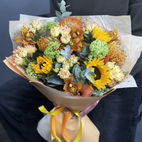 Букет "Сочиняй мечты" из подсолнухов, лейко, вибирнума, орхидей, калл, кустовых роз и талинума в Котельниках