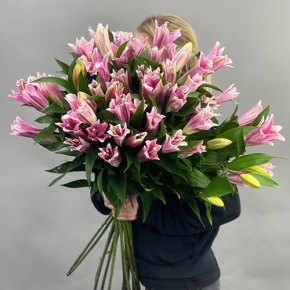 Букет из 17 розовых лилий в Котельниках