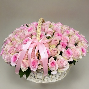 Композиция в корзине из 101 кенийской розы нежный микс (40 см) в Котельниках