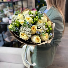 Букет "Мичиган" из пионовидных роз Баттеркап, озатамнуса, оксипеталума и гиперикума в Котельниках