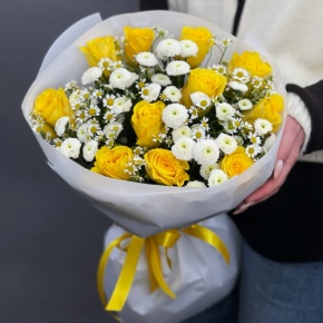 Букет "Синди" из лимонных роз, ромашек и хризантем сантини в Котельниках