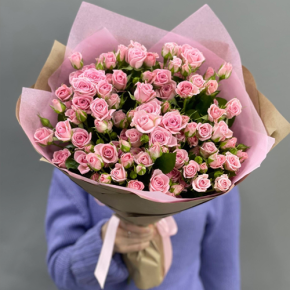 Букет  из 19 кустовых роз (60 см) в Котельниках