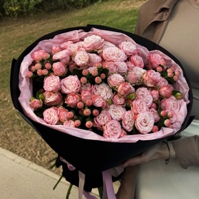 Букет из кустовых роз Бомбастик и гиперикума (50 см) в Котельниках