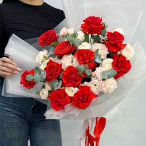 Букет "Любовь, похожая на сон" из французских роз Эквадор Нина, ранункулюсов, кустовых пионовидных роз Бомбастик и диантусов в Котельниках