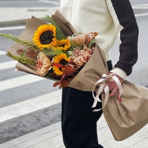 Букет "Оптимизм" из подсолнухов, листьев дуба, хризантем Виена и эремуруса в Котельниках