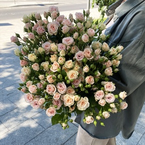 Букет из 31 кустовой розы микс (70 см) в Котельниках