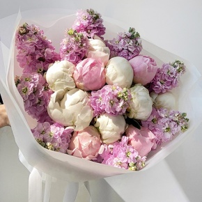 Букет "Искренность" из ароматных маттиол и пионов в Котельниках