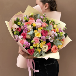 Букет "Яркая птичка" из пионовидных роз Риджертс Парк, маттиол, диантусов и эустом в Котельниках