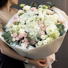 Букет "Пастелла" из кустовых пионовидных роз, Голландской Гортензии, эустомы, хризантемы Ньютон и эвкалипта в Котельниках