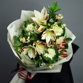 Букет "Феличита" из амариллисов, альстромерий и брассики в Котельниках