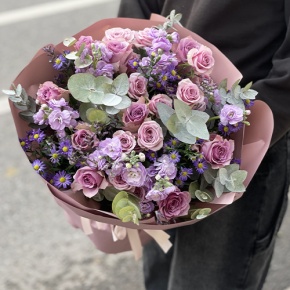 Букет "Хрустальный" из роз, астера и ароматных маттиол в Котельниках