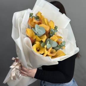 Букет из 17 оранжевых калл с эвкалиптом в Котельниках