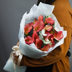 Букет из 17 нежных калл с эвкалиптом в Котельниках