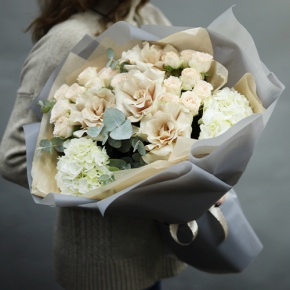 Букет "Вайб" из роз Эквадор Квиксенд, гортензии и кустовых роз в Котельниках