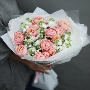 Букет "Наоми" из кустовых пионовидных роз Джульетта и ароматных маттиол в Котельниках