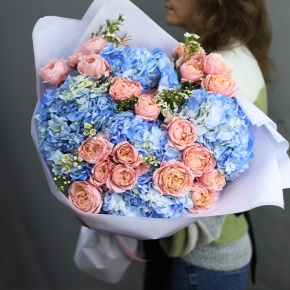 Букет "Тону в твоих глазах" из кустовых пионовидных роз Джульетта, хамелациума и гортензий в Котельниках