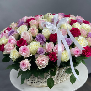 Композиция в корзине из 101 розы микс в Котельниках