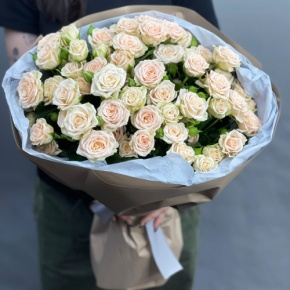 Нежный букет из 17 кремовых кустовых роз (60 см) в Котельниках