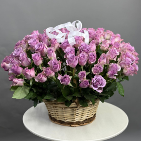 Композиция в корзине из 131 кенийской розы (40 см) в Котельниках