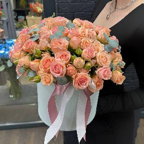 Композиция из кустовых роз в шляпной коробке " Персиковый мусс" в Котельниках