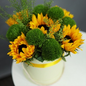 Композиция в шляпной коробке из подсолнухов и диантусов люкс в Котельниках