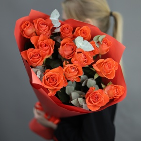 Букет из 15 морковных роз с эвкалиптом (70 см) в Котельниках