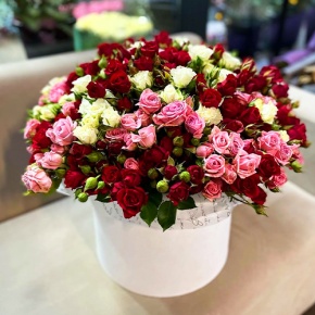 Композиция в шляпной коробке из 101 кустовой розы микс (50 см) в Котельниках